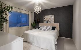 Modern Design W/Balcony, Free Parking,Wifi & A/C