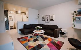 Modern Family Apt With Balcony, Free Parking, Wifi & Ac
